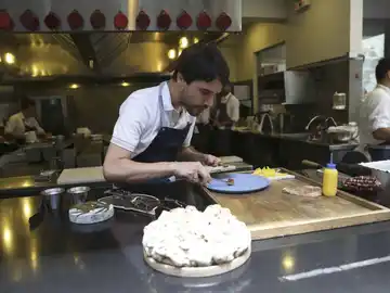 Fotografía de archivo fechada el 29 de febrero de 2016 del cocinero peruano Virgilio Martínez preparando un plato en su restaurante 'Central' Fotografía de archivo fechada el 29 de febrero de 2016 del cocinero peruano Virgilio Martínez preparando un plato en su restaurante 'Central'