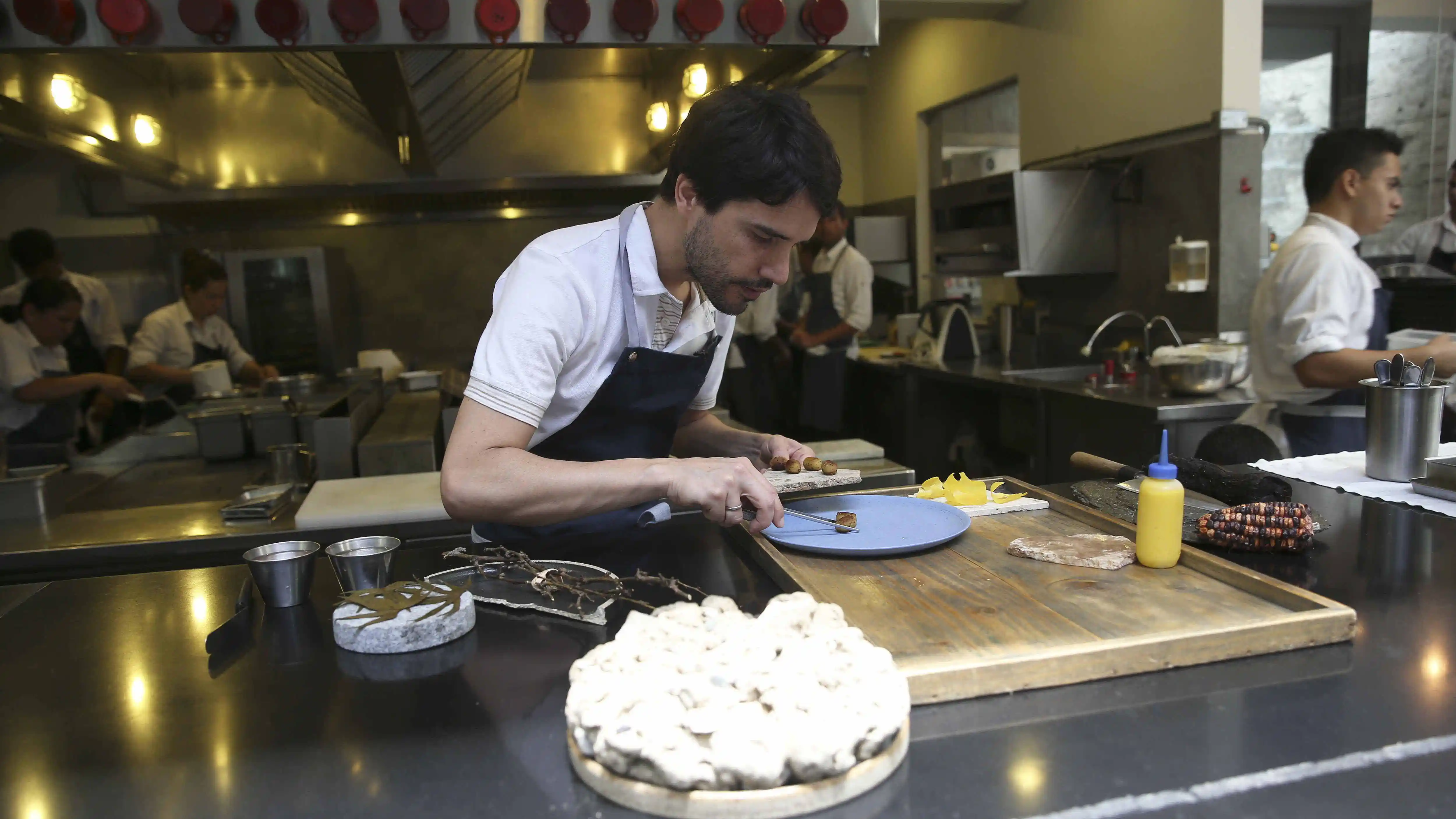Fotografía de archivo fechada el 29 de febrero de 2016 del cocinero peruano Virgilio Martínez preparando un plato en su restaurante 'Central' Fotografía de archivo fechada el 29 de febrero de 2016 del cocinero peruano Virgilio Martínez preparando un plato en su restaurante 'Central'