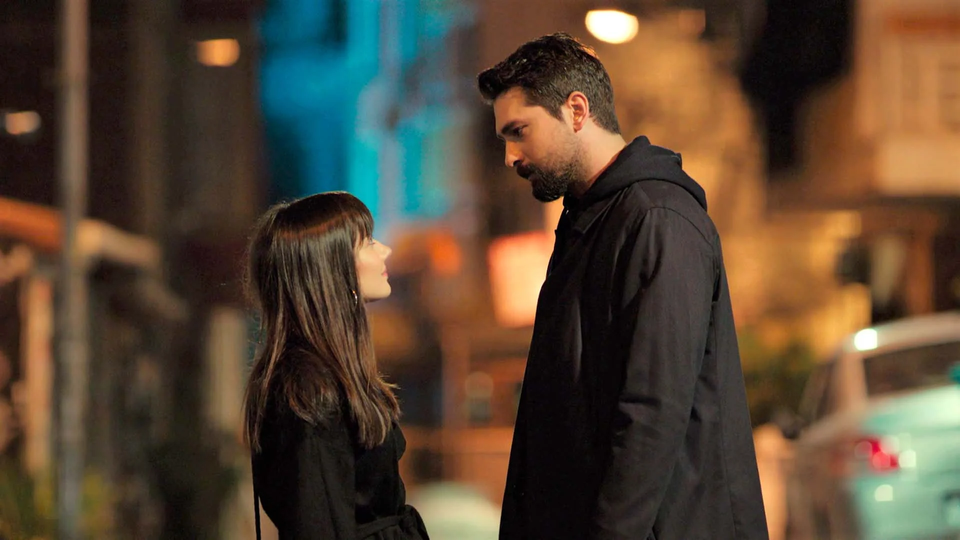 Zeynep y Alihan recuerdan viejos tiempos en su cita nocturna… ¡Pero no se confiesan sus sentimientos! Zeynep y Alihan recuerdan viejos tiempos en su cita nocturna… ¡Pero no se confiesan sus sentimientos!