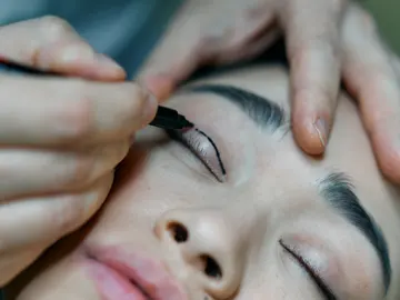 Una joven se somete a un tratamiento de cirugía estética Una joven se somete a un tratamiento de cirugía estética