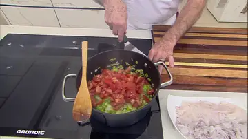 Añade los tomates troceados con piel