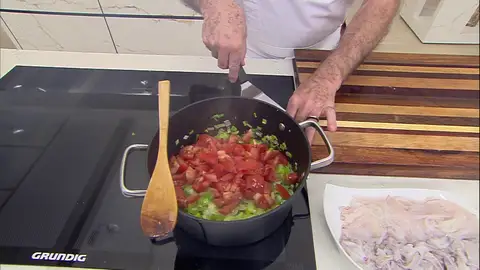 Añade los tomates troceados con piel Añade los tomates troceados con piel