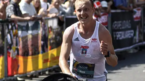 Jacob Simonsen Simonsen corriendo con su hijo la media maratón de Aarhus