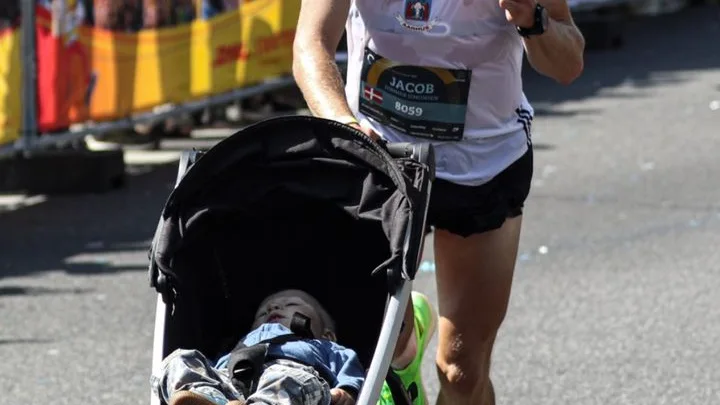Jacob Simonsen Simonsen corriendo con su hijo la media maratón de Aarhus