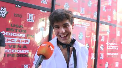 La risa nerviosa que Óscar Casas no puede evitar al preguntarle por su nueva novia Candela González