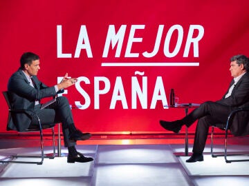 El presidente del Gobierno, Pedro Sánchez, durante una conversación con el ministro de Inclusión, Seguridad Social y Migraciones, José Luis Escrivá