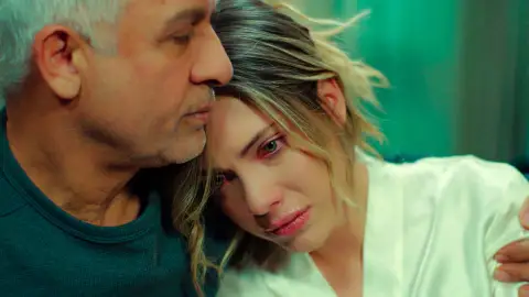 Yildiz se apoya en Halit en su peor momento: “Gracias por estar a mi lado, no podría afrontar esto sola” Yildiz se apoya en Halit en su peor momento: “Gracias por estar a mi lado, no podría afrontar esto sola”