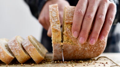 ¿Comer pan en la cena engorda más que si lo haces por el día?