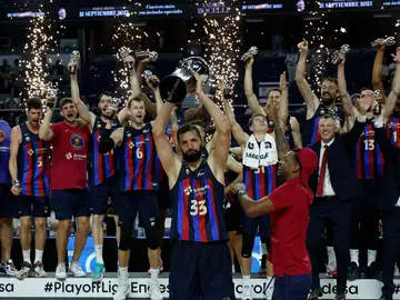 Nikola Mirotic levanta el trofeo de la ACB en el WiZink Center Nikola Mirotic levanta el trofeo de la ACB en el WiZink Center