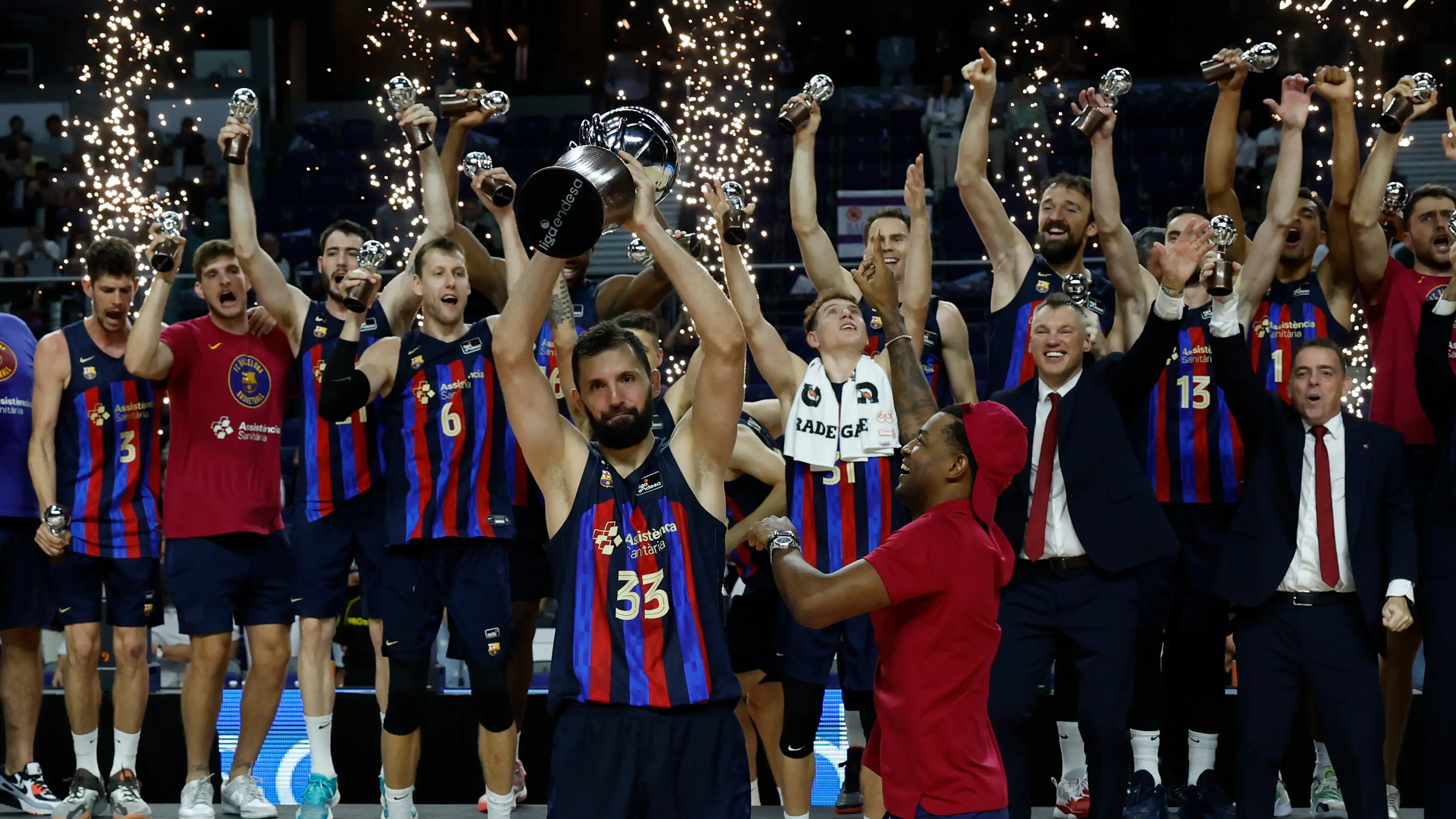 Nikola Mirotic levanta el trofeo de la ACB en el WiZink Center Nikola Mirotic levanta el trofeo de la ACB en el WiZink Center