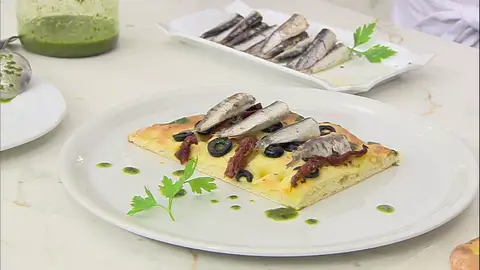 Focaccia de sardinillas en aceite, receta para acertar seguro Con esta receta, Karlos Arguiñano nos trae un plato sabroso y bien sencillo con el que sorprender en cualquier comida. ¡Puedes probar con muchos más ingredientes!