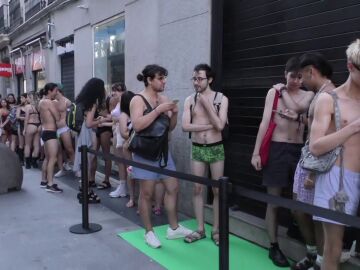 Esperan en ropa interior en Madrid por las rebajas