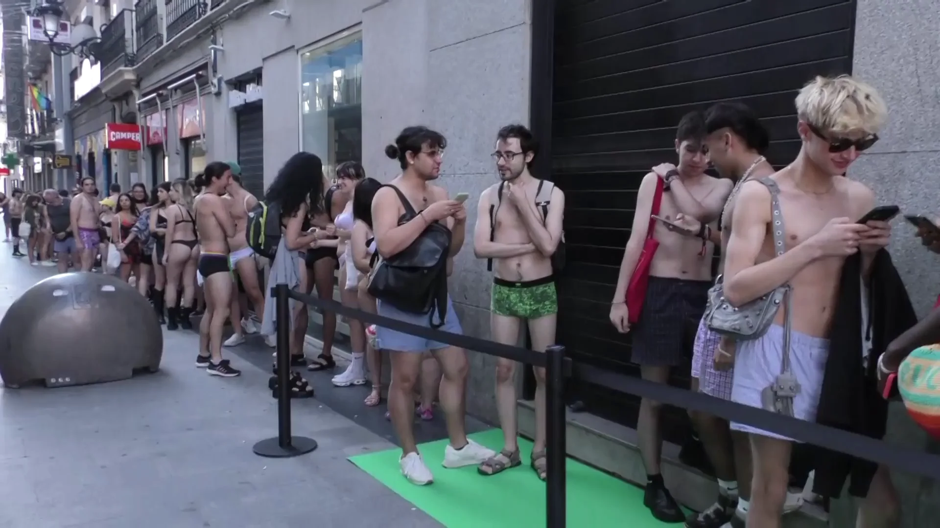 Esperan en ropa interior en Madrid por las rebajas