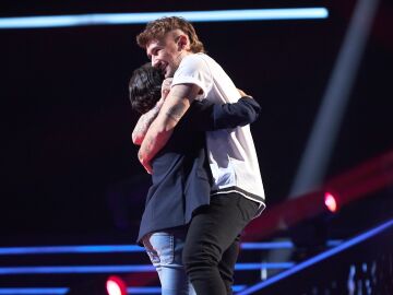 Dani Fern&aacute;ndez y Juanvi se abrazan en 'La Voz Kids'