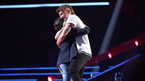 Dani Fernández y Juanvi se abrazan en 'La Voz Kids' Dani Fernández y Juanvi se abrazan en 'La Voz Kids'