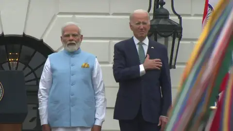 Biden se equivoca al escuchar el himno Biden se equivoca al escuchar el himno