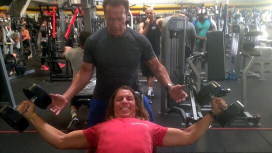 Arnold Schwarzenegger y su hijo Joseph Baena en el gimnasio