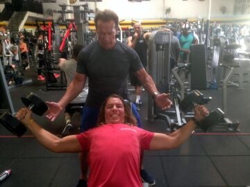 Arnold Schwarzenegger y su hijo Joseph Baena en el gimnasio