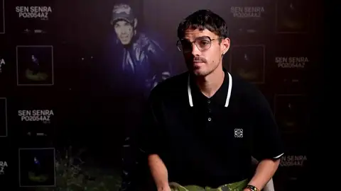 Sen Senra publica su álbum “PO2054AZ”, la matrícula del coche de su padre Sen Senra publica su álbum “PO2054AZ”, la matrícula del coche de su padre