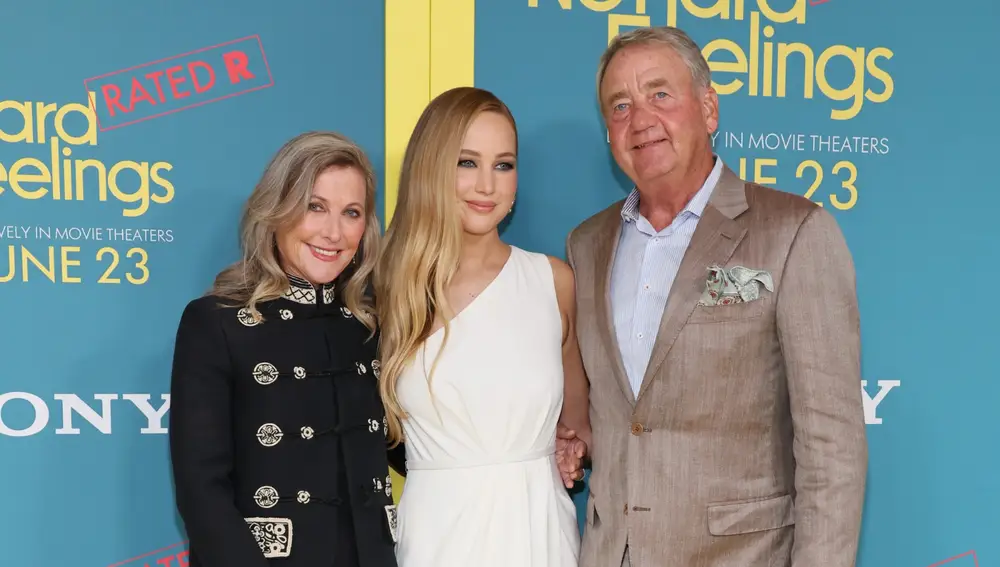 Jennifer Lawrence y sus padres 
