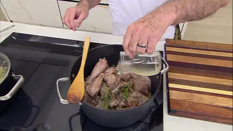 Añade vino blanco y agua paso 1