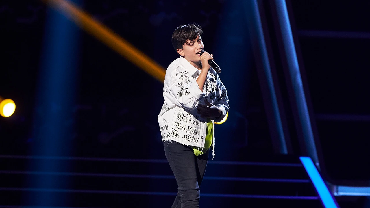 Alfonso, el niño de la eterna sonrisa, enamora con su versión de ‘Mía’