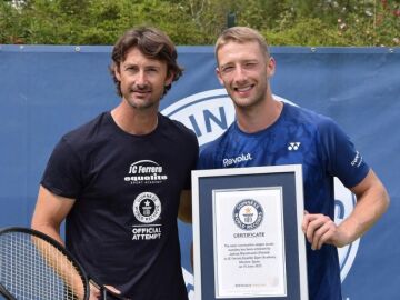 Jedrzej Myszkowski, junto a Juan Carlos Ferrero, tras batir el récord Guinness