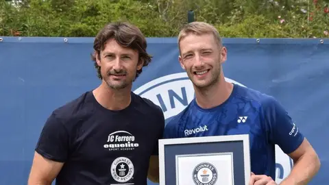 Jedrzej Myszkowski, junto a Juan Carlos Ferrero, tras batir el récord Guinness Jedrzej Myszkowski, junto a Juan Carlos Ferrero, tras batir el récord Guinness