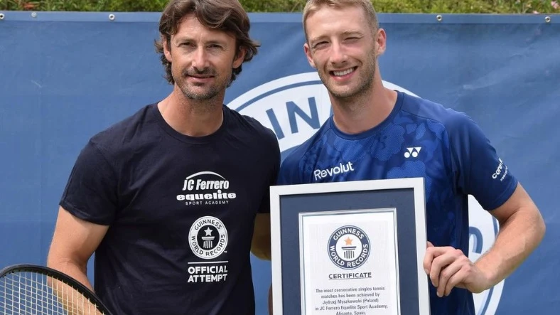 Jedrzej Myszkowski, junto a Juan Carlos Ferrero, tras batir el r&eacute;cord Guinness