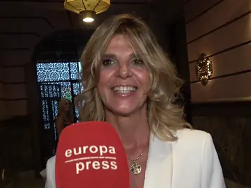 Arantxa de Benito sonriente con la prensa Arantxa de Benito sonriente con la prensa