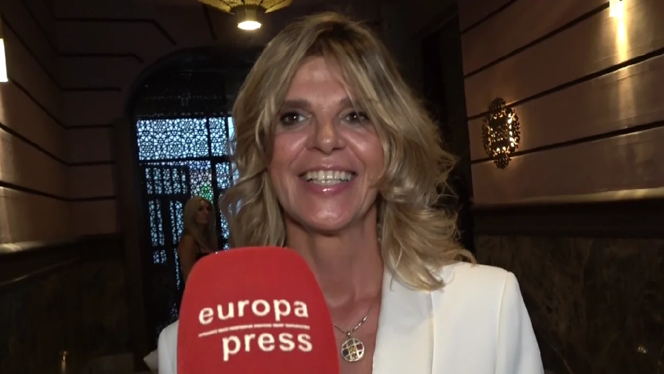 Arantxa de Benito sonriente con la prensa Arantxa de Benito sonriente con la prensa