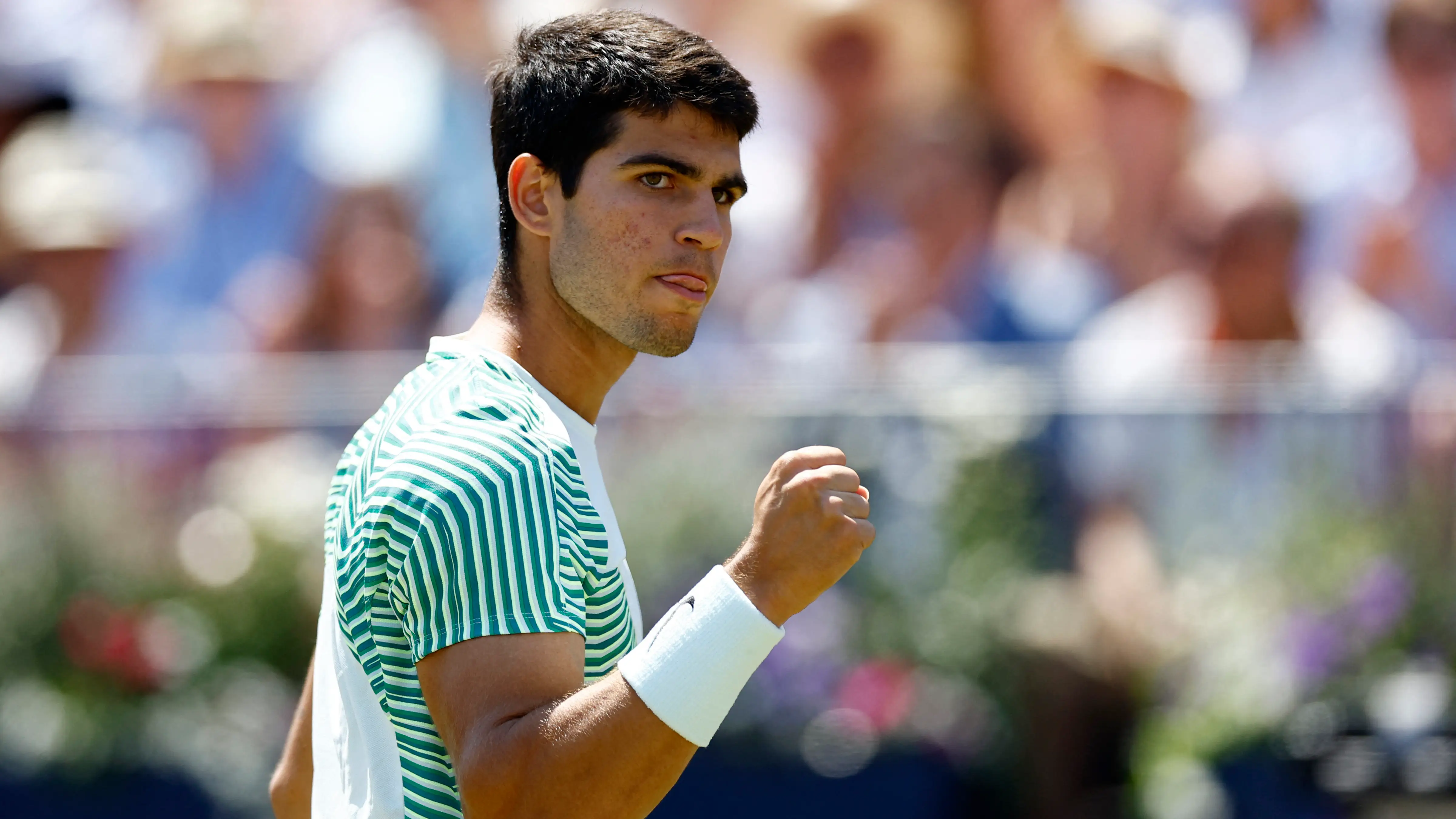 Carlos Alcaraz celebra un punto ante Álex de Miñau en la final de Queen's Carlos Alcaraz celebra un punto ante Álex de Miñau en la final de Queen's
