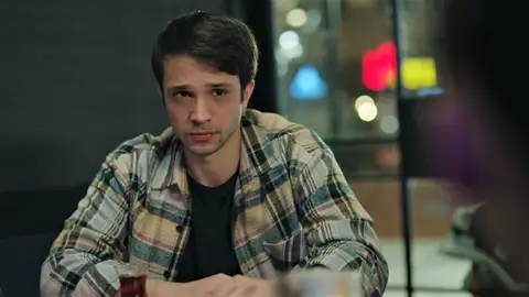 Çinar pide a sus amigos que le ayuden a atrapar a Serdar: “Quiero ser el primero en encontrarlo” Çinar pide a sus amigos que le ayuden a atrapar a Serdar: “Quiero ser el primero en encontrarlo”