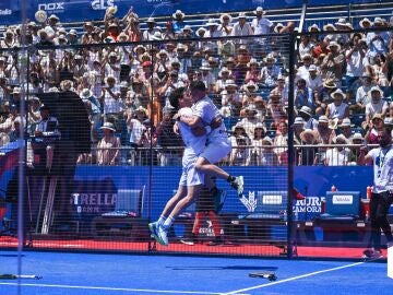 Franco Stupaczuk y Martin Di Nenno celebra su victoria ante Tapia y Coello 