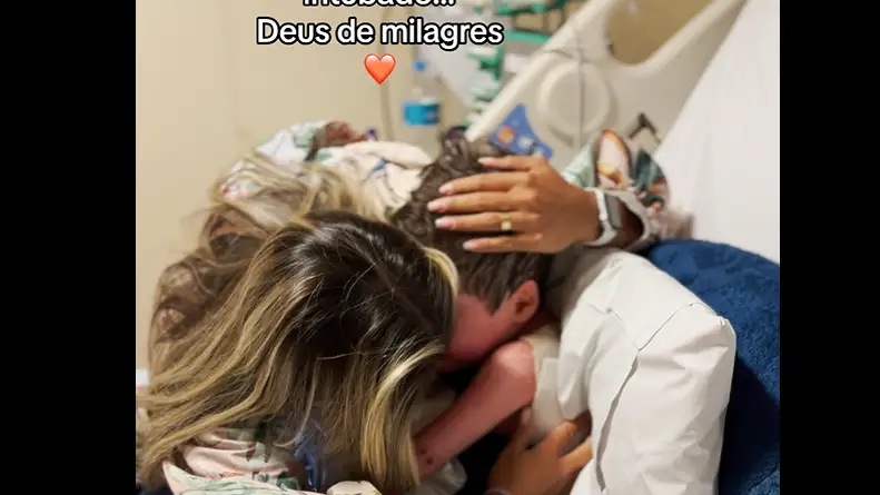 Abrazo de reencuentro entre una madre y su hijo tras 16 d&iacute;as sin poder verse