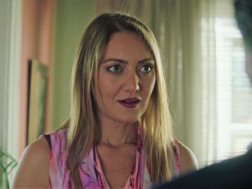 Aylin, cada vez m&aacute;s enamorada de &Ccedil;etin, se queda sin palabras al descubrir una mancha de sangre en su camisa