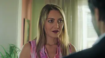 Aylin, cada vez más enamorada de Çetin, se queda sin palabras al descubrir una mancha de sangre en su camisa