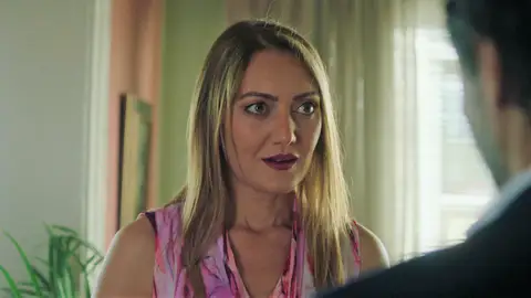 Aylin, cada vez más enamorada de Çetin, se queda sin palabras al descubrir una mancha de sangre en su camisa Aylin, cada vez más enamorada de Çetin, se queda sin palabras al descubrir una mancha de sangre en su camisa