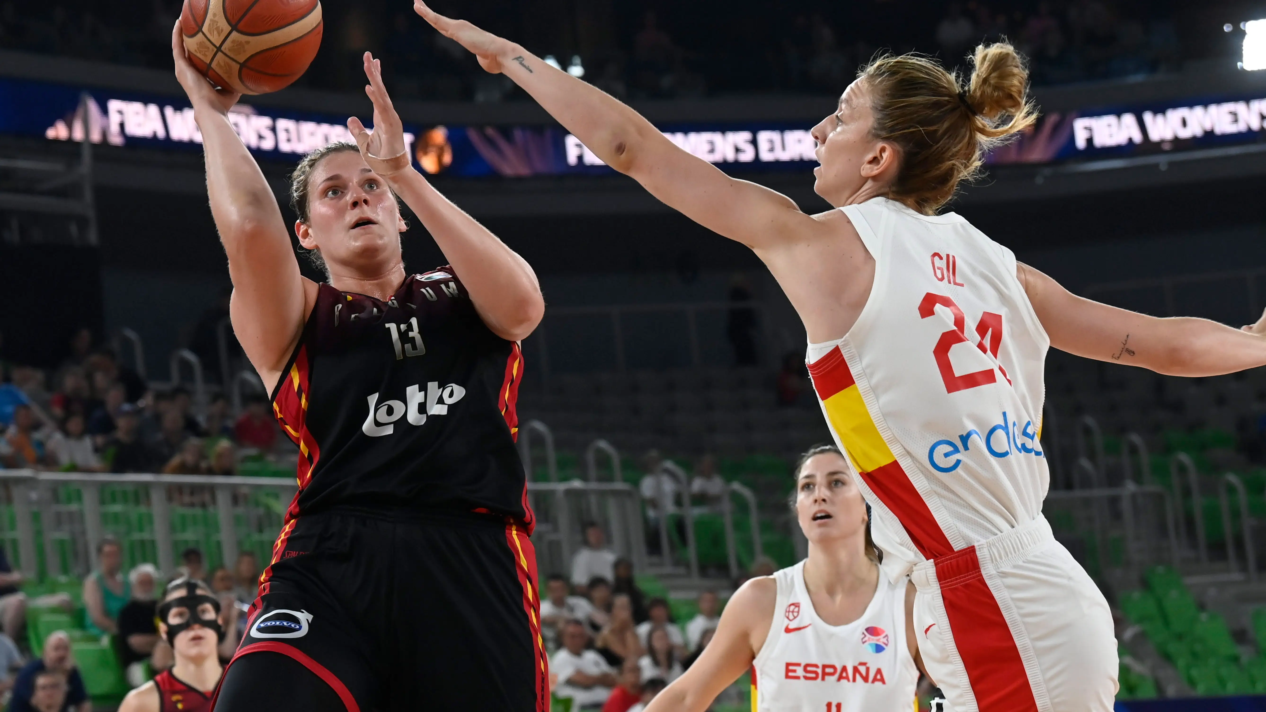 Kyara Linskens lanza a canasta ante la defensa de Laura Gil