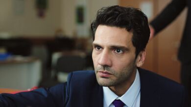 Ceylin finge un desmayo para distraer a Ilgaz y que Tolga pueda conseguir unos documentos de su despacho