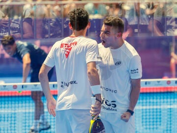 Franco Stupaczuk y Martín Di Nenno celebran un punto en la final ante Tapia y Coello