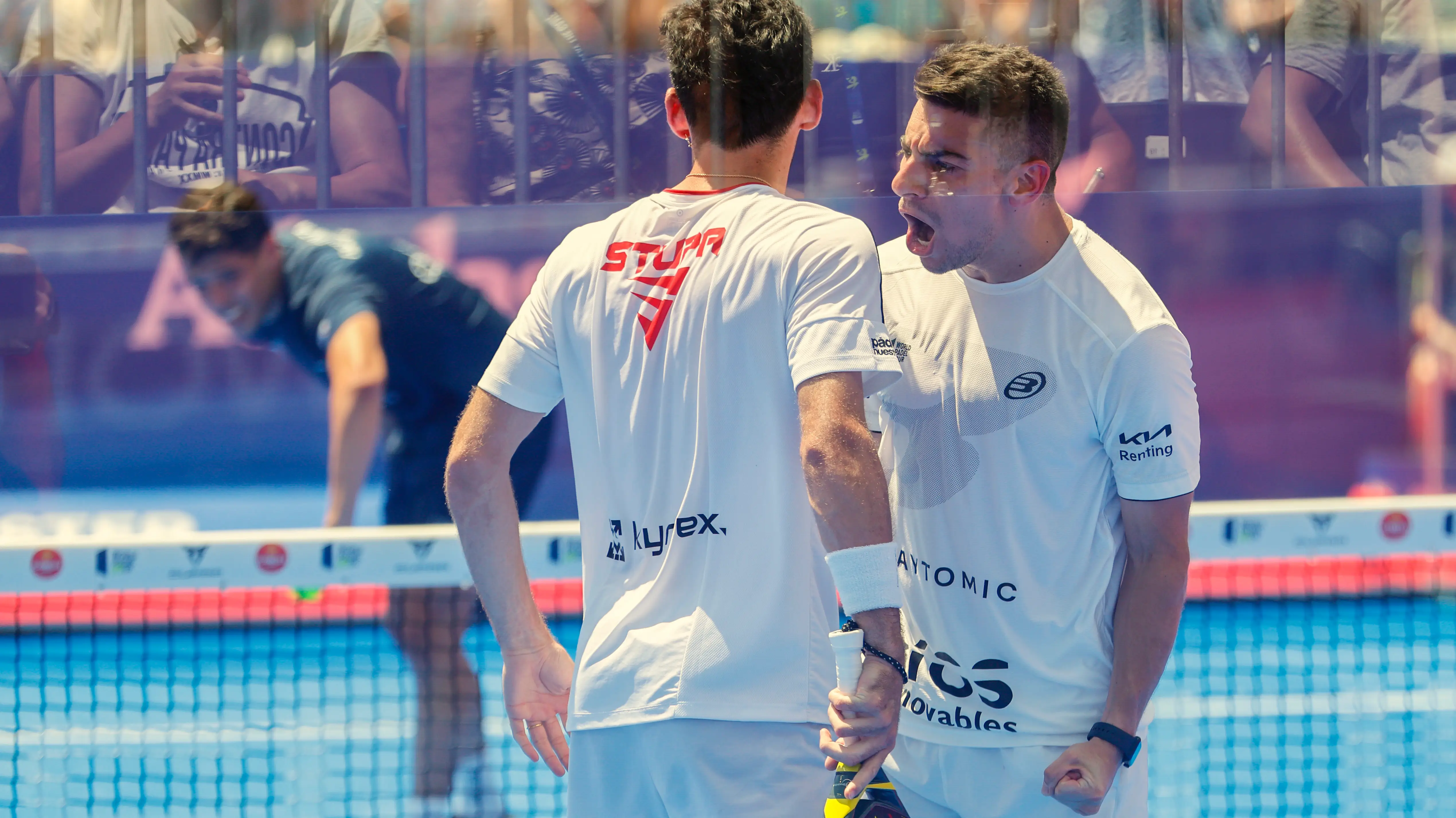 Franco Stupaczuk y Mart&iacute;n Di Nenno celebran un punto en la final ante Tapia y Coello