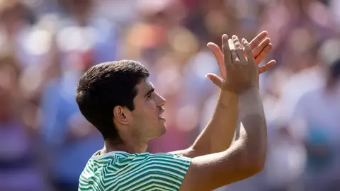 Carlos Alcaraz celebra su victoria en el torneo de Queen's Carlos Alcaraz celebra su victoria en el torneo de Queen's