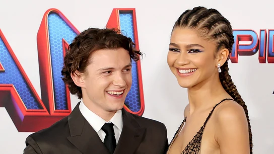 Tom Holland y Zendaya, juntos y sonrientes Tom Holland y Zendaya, juntos y sonrientes