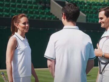 Roger Federer y Kate Middleton, en una de las pistas de Wimbledon