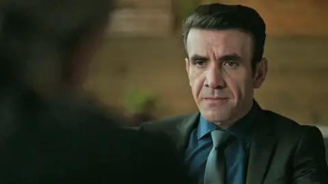 Ilgaz, dispuesto a todo para impedir que Pars cometa un error... ¡aunque para ello tenga que detenerlo! Ilgaz, dispuesto a todo para impedir que Pars cometa un error... ¡aunque para ello tenga que detenerlo!