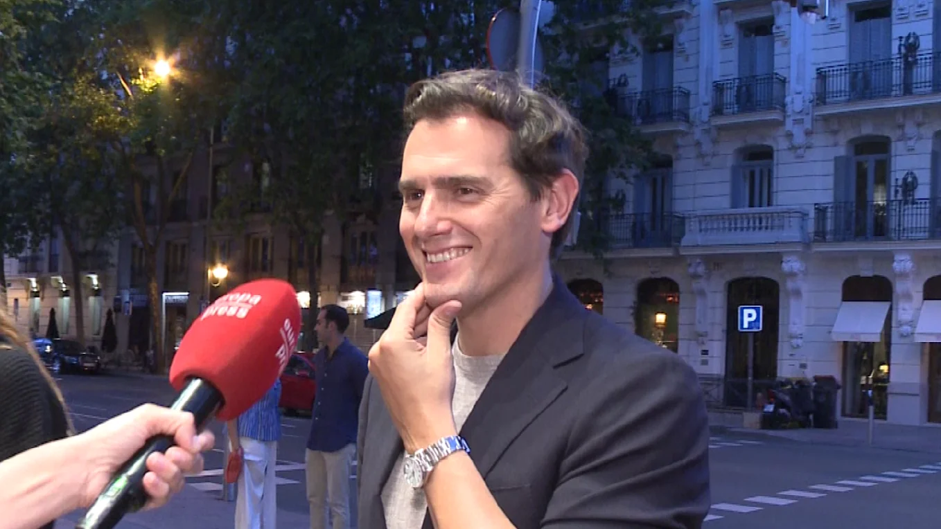 Albert Rivera atendiendo a los medios Albert Rivera atendiendo a los medios