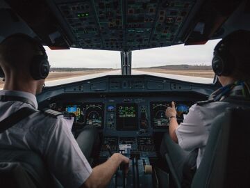 Imagen de archivo de dos pilotos en un avión