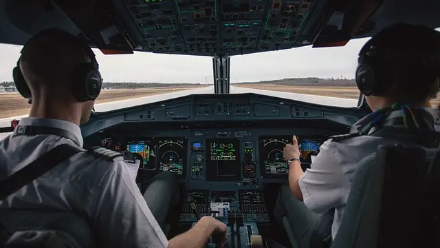 Imagen de archivo de dos pilotos en un avión Imagen de archivo de dos pilotos en un avión