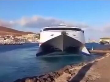 Un catamarán pierde el control en Fuerteventura y colisiona contra un dique
